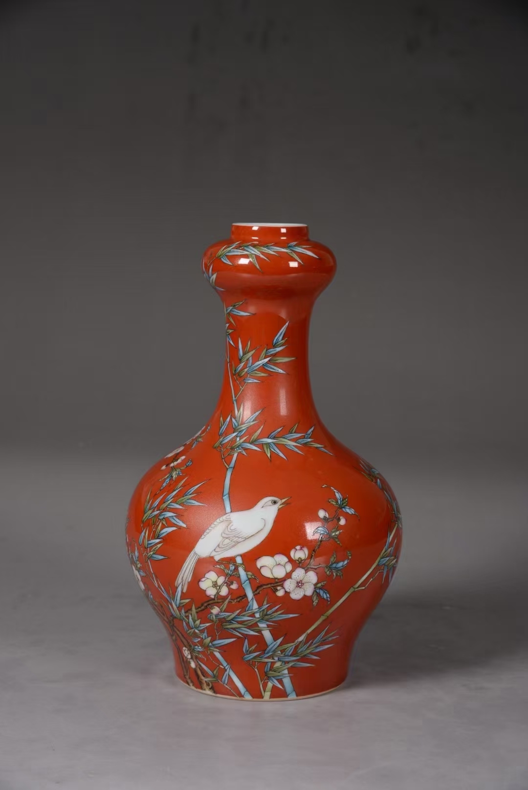 珊瑚紅地花鳥紋瓶